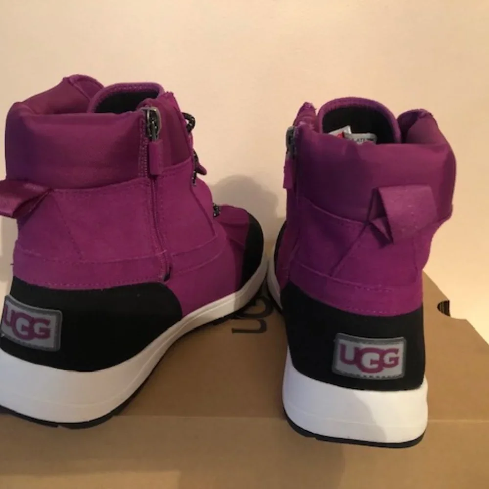 Ugg Turlock Waterproof Leather Snow Boot. Size: 6
